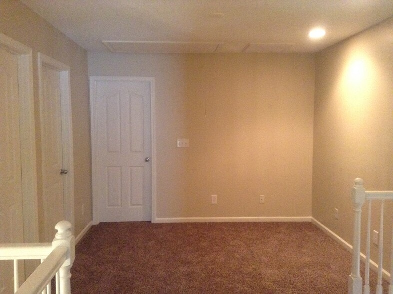 Building Photo - 1919 Sunset Village Dr