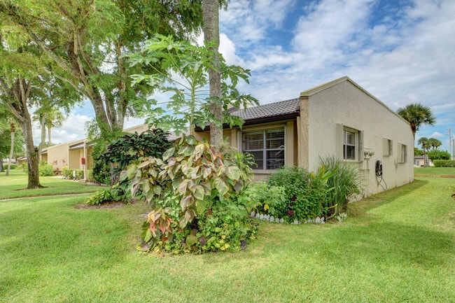 Building Photo - 219 Lake Meryl Dr