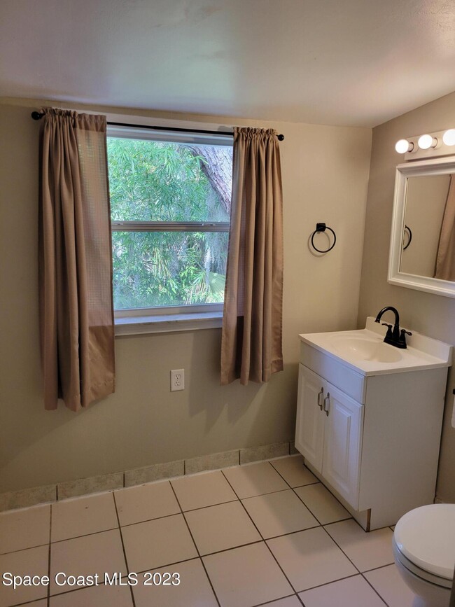 Building Photo - 874 Spiller St