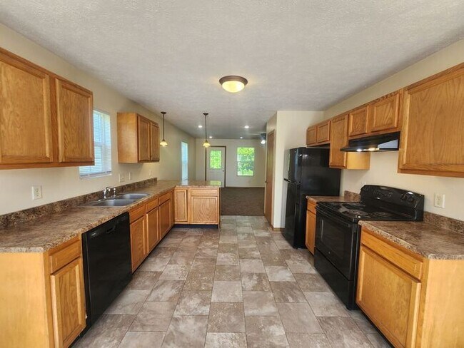 Building Photo - Enjoy comfortable living in this spacious all-electric home