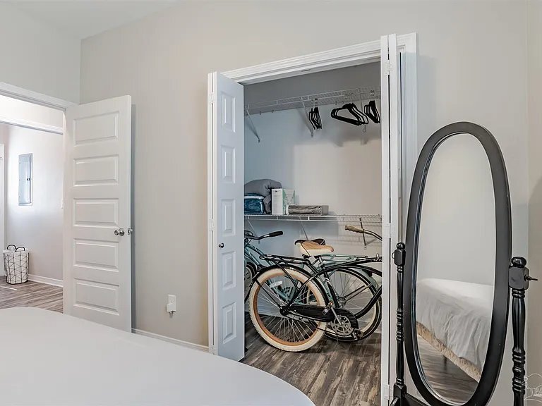 Building Photo - 804 W Belmont St