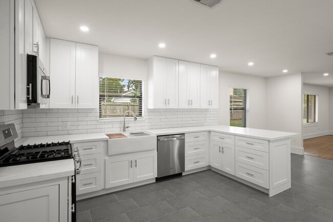 Building Photo - 6 Pom Ct