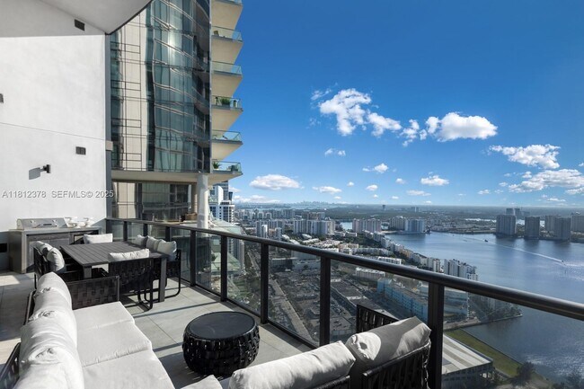 Building Photo - 18555 Collins Ave