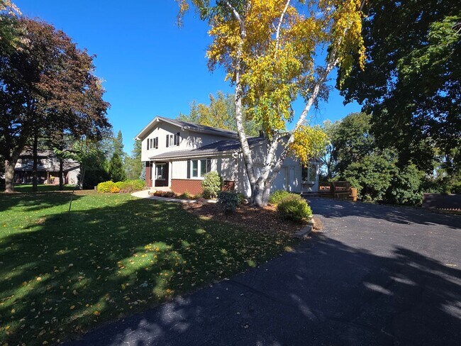 Building Photo - Updated 4 bedroom home in Merton