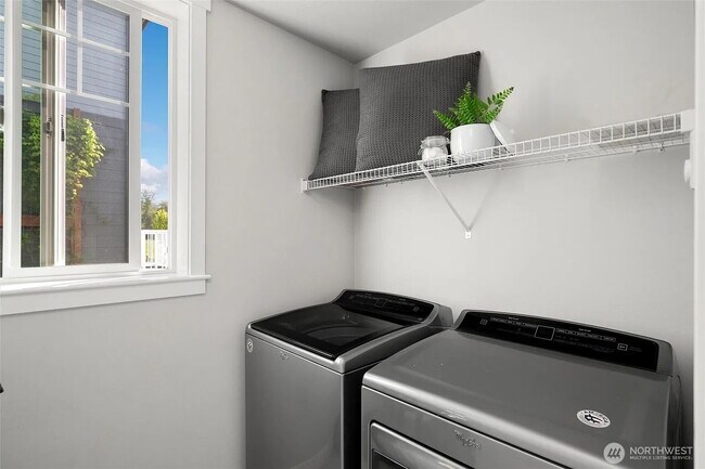 Building Photo - Modern 2-Bed, 2.5-Bath in Prime Location -...
