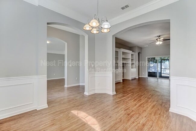 Building Photo - 1704 Dartmoor Ln