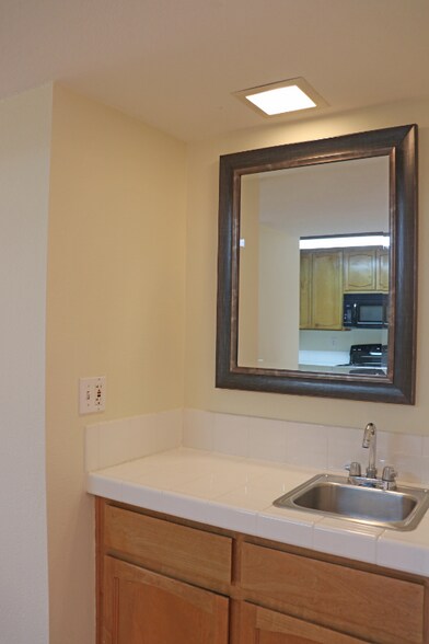 Building Photo - 2639 Pirineos Way