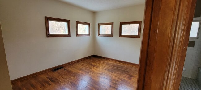 Building Photo - Charming home close to downtown Traverse City
