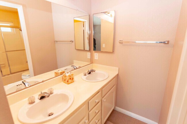 Building Photo - Quiet and Spacious 2 story townhouse in be...