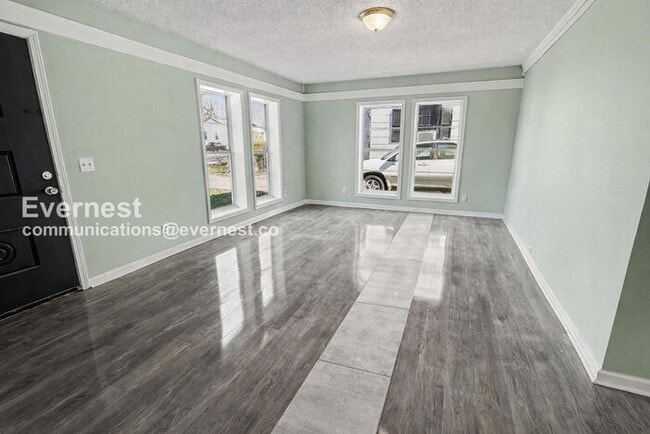 Building Photo - 3 Bed/2 Bath with Off-Street Parking / Vouchers Accepted / Available Now!