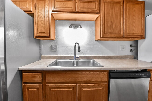 Building Photo - $1,550 - 2 Bed, 1 Bath Condo in Aurora with Central AC and in Unit Laundry!
