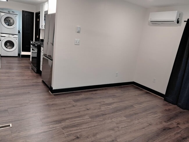 Building Photo - 42 Bowery St