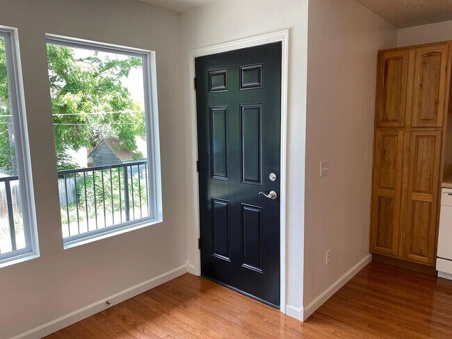 Building Photo - 411 E Scott St