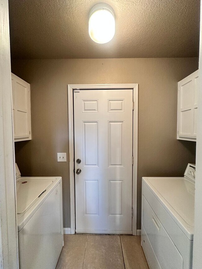 Building Photo - 3 Bed 2 Bath Home in Windsor Estates