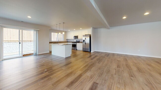 Building Photo - Large & Luxurious 3 Bedroom Available Near...