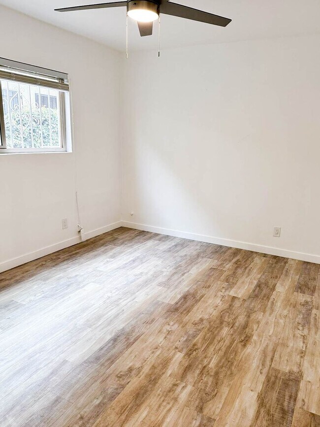 Building Photo - Venice - Close to the Waves - 1st Floor Larger 1-Bedroom W/ Parking