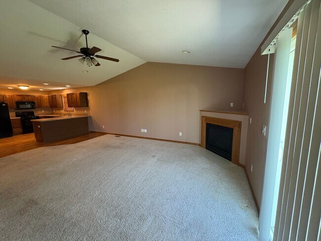 Building Photo - 2-bedroom, 2-bath Duplex in Champaign, IL