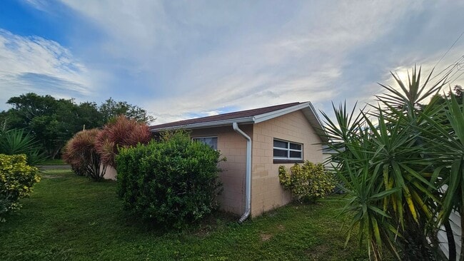 Building Photo - 1608 Watrous Dr