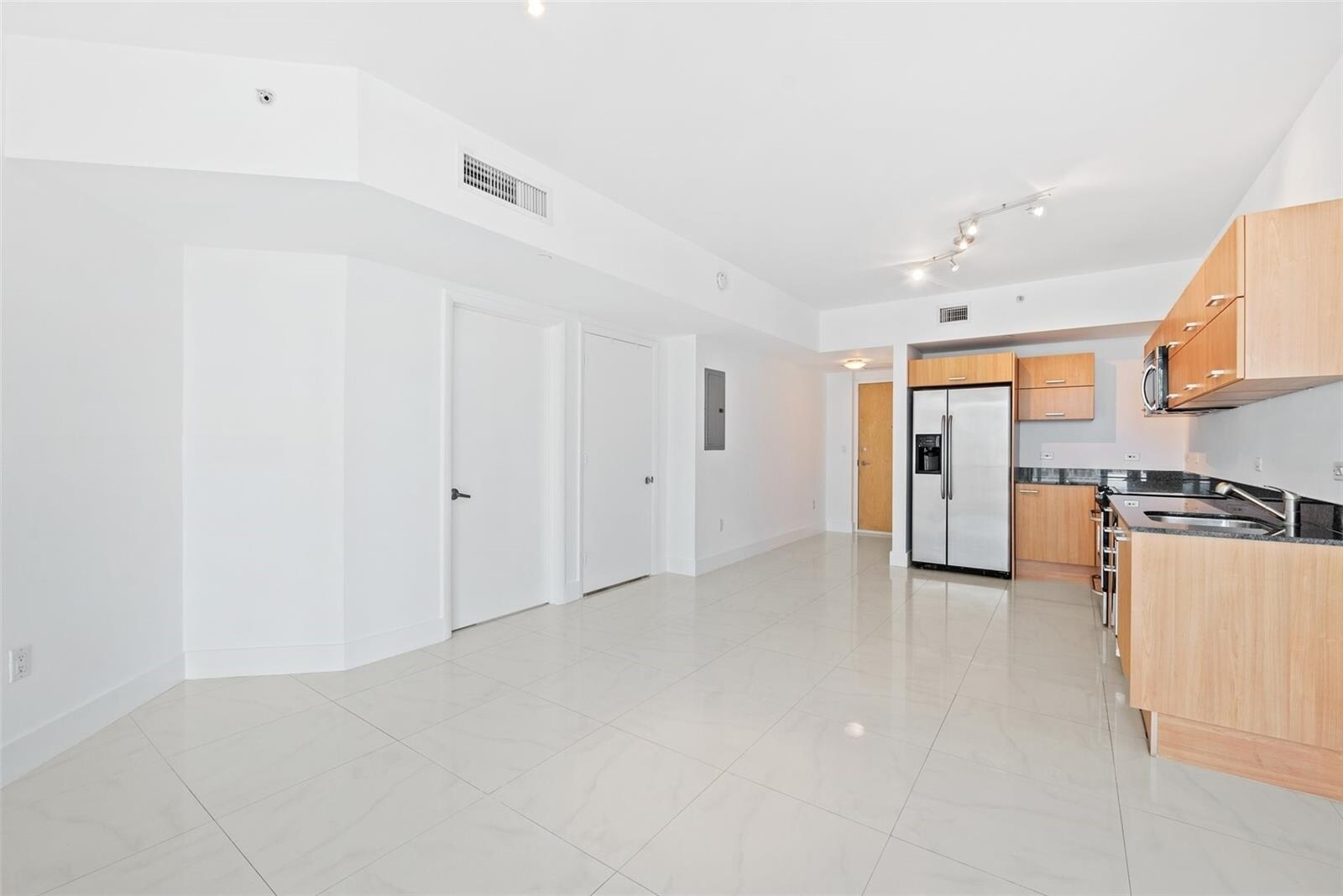 Building Photo - 350 S Miami Ave