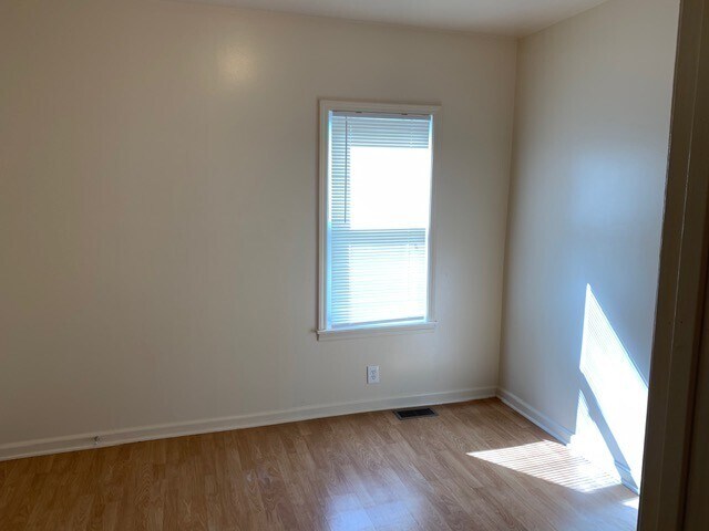 Building Photo - $910.00 - 2 Beds | 1 Bath House in Burton with a basement & deck