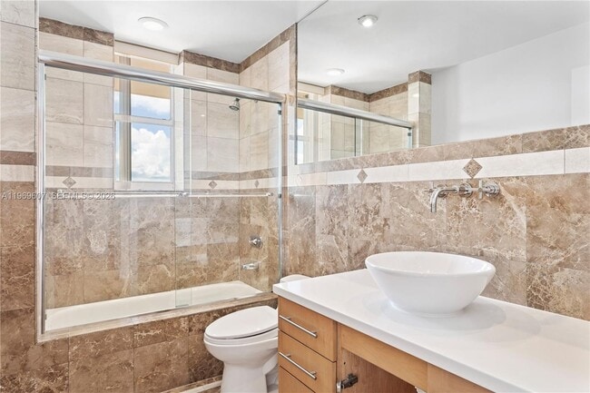 Building Photo - 1000 Venetian Way