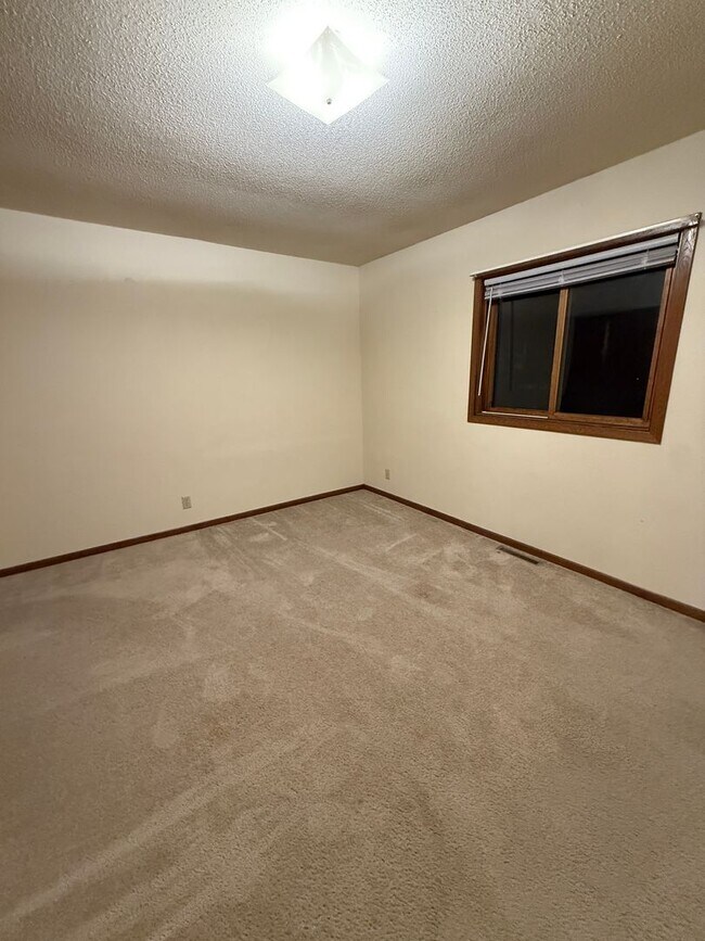 Building Photo - PP - 14 - Grandview Ave