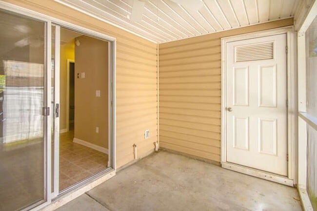 Building Photo - Updated Townhouse