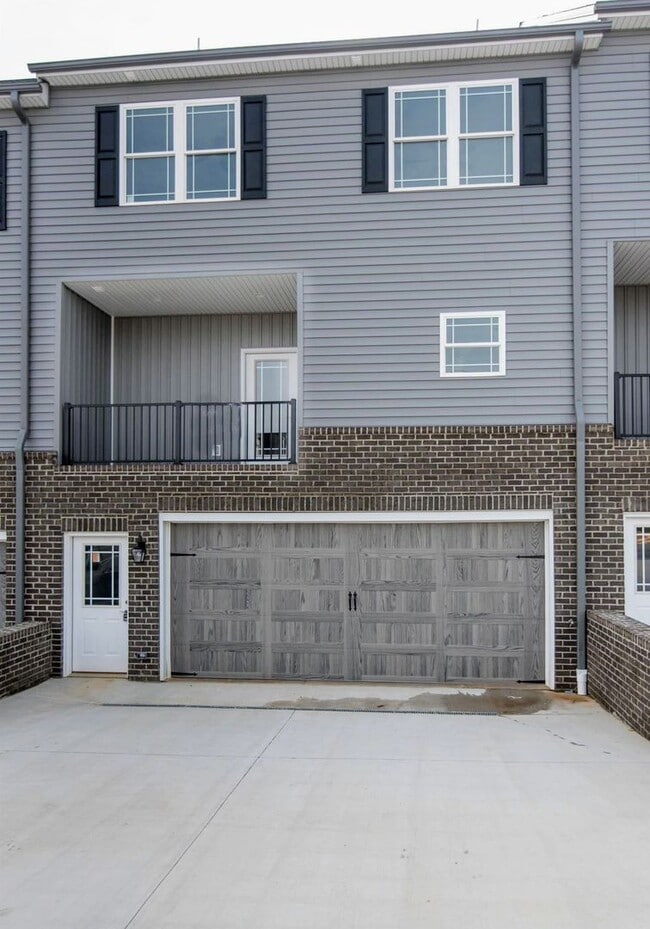 Building Photo - Beautiful 3 Bedroom Townhome in Forest