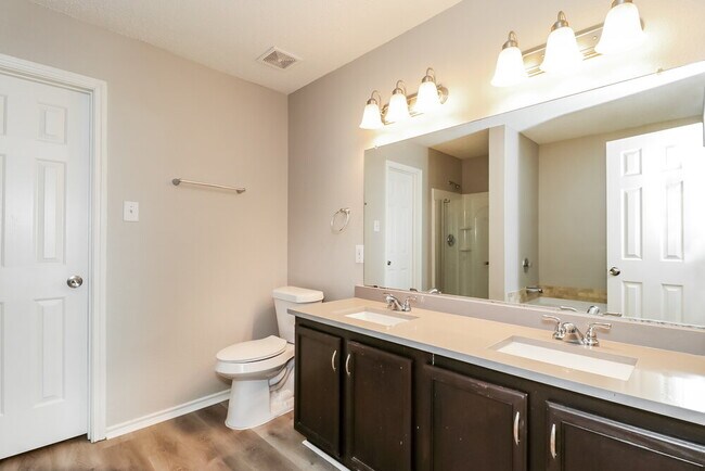 Building Photo - 631 Silvertop Rd