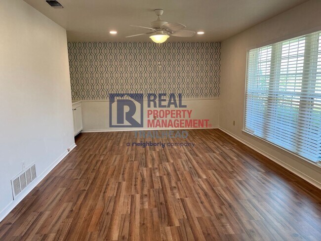 Building Photo - 6400 Espana Dr