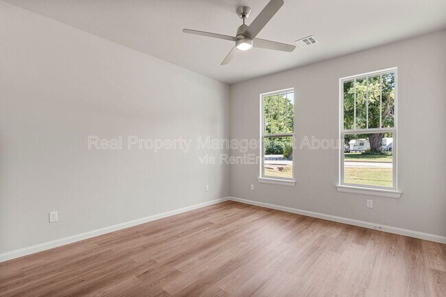 Building Photo - 101 E 11th St