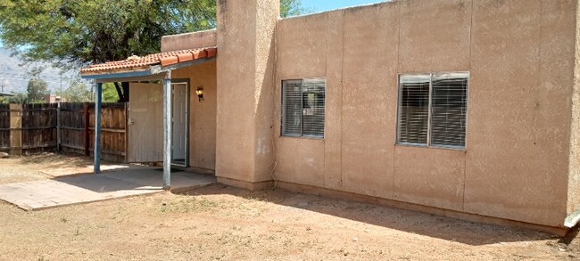 Building Photo - 2341 N Dodge Blvd
