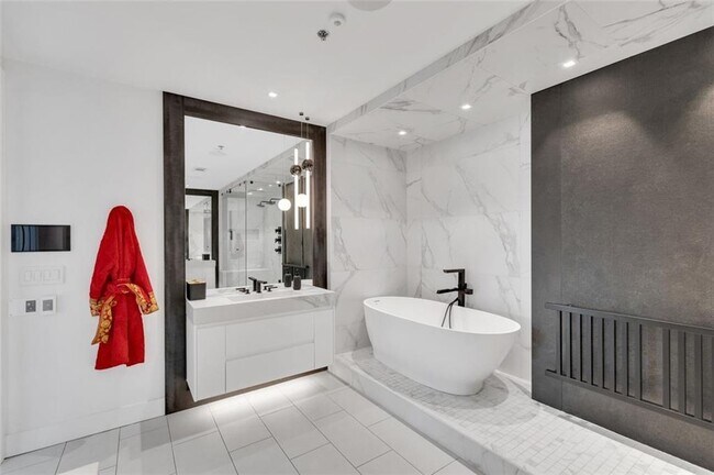 Building Photo - 2233 Peachtree Rd NE