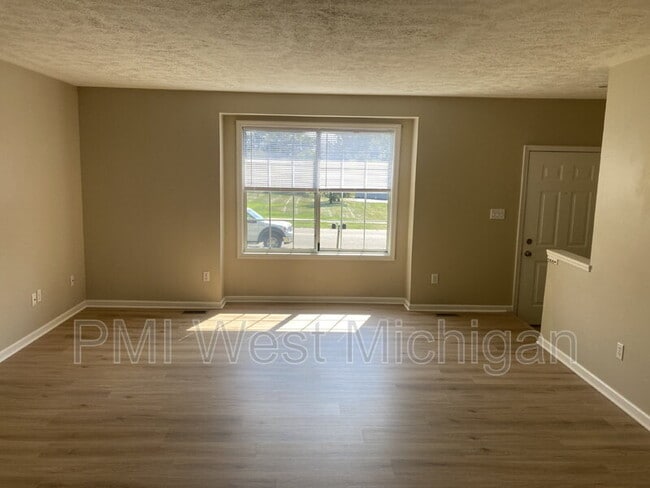Building Photo - 2673 Woodmeadow Dr SE