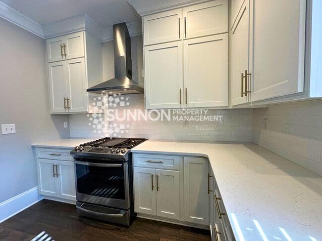 Building Photo - Modern 3-Story Townhome in the Heart of Plaza-Midwood - Walk to Everyt