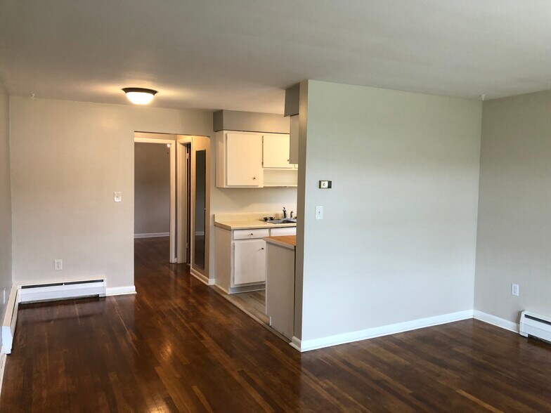 Building Photo - 5663 Mellie Ln