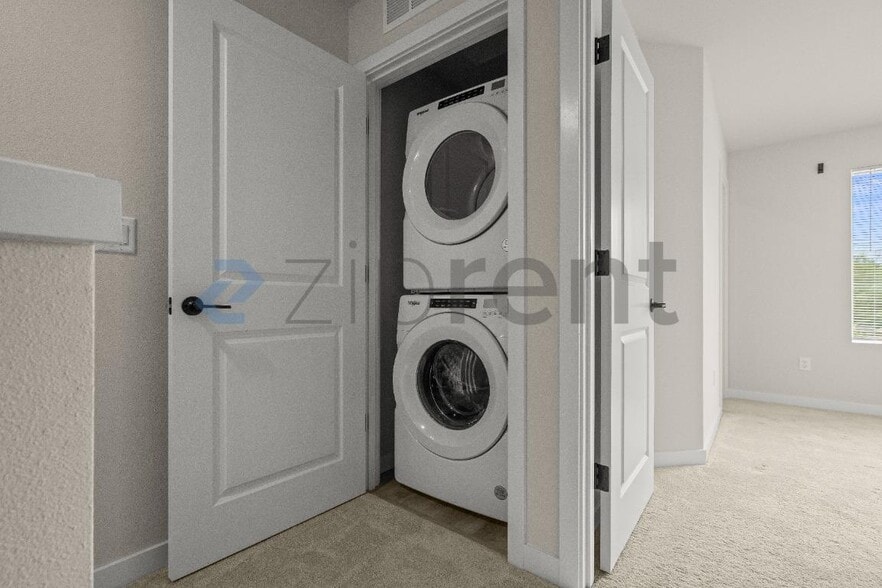 Building Photo - Unit H4