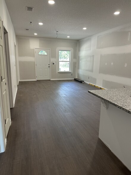 Building Photo - 1205 Winona Ave