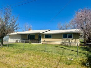Building Photo - Updated 3bdrm, 1 bath home with garage and...