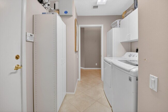 Building Photo - 5256 Glenville Dr