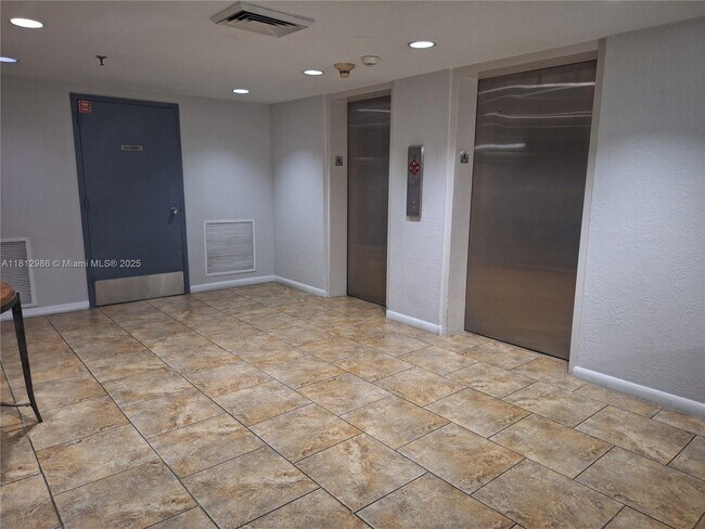 Building Photo - 901 Hillcrest Dr