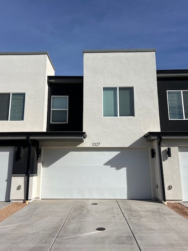 Building Photo - Long Valley Gem! $500 Move in Credit in December!