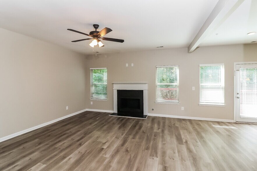 Building Photo - 490 Dutchview Dr