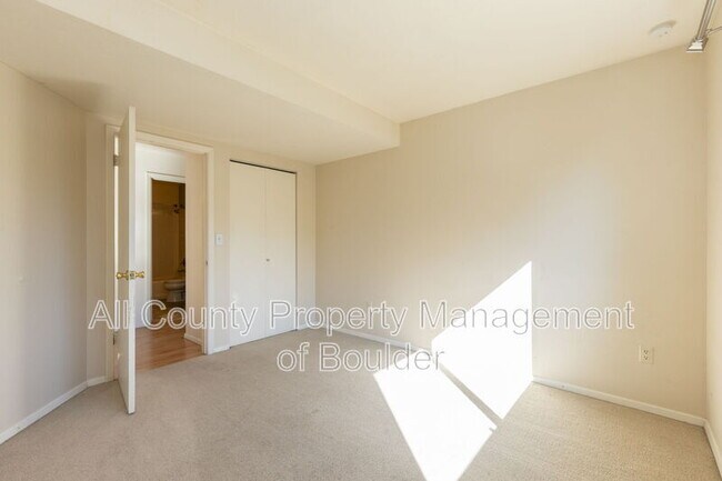 Building Photo - 5550 Stonewall Pl