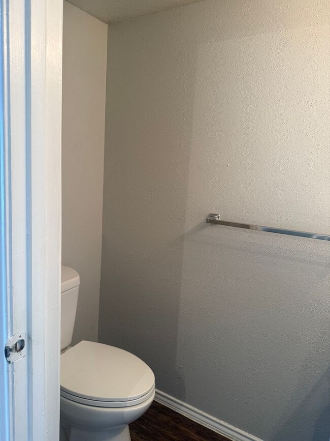 Building Photo - River Crossing - Near Downtown - 2BD /2.5BA - Townhome - Yard - Pet Friendly