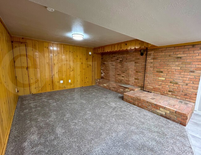 Building Photo - 105 E 500 N