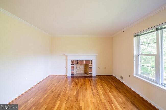 Building Photo - 6608 Fairlawn Dr