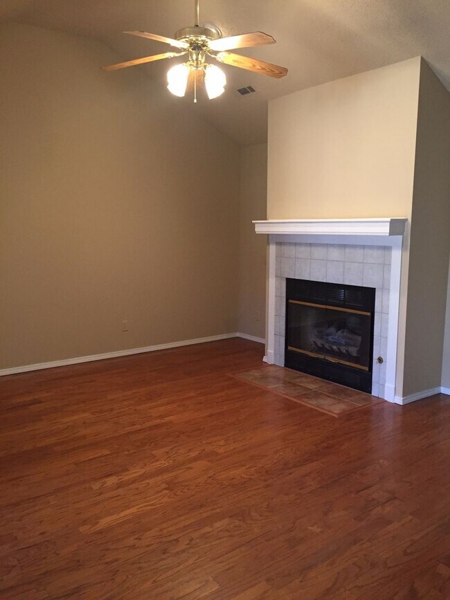 Building Photo - 2315 E Kantz Ln