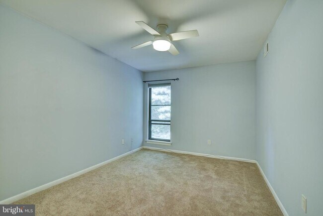Building Photo - 5806 Royal Ridge Dr
