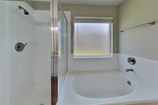 Building Photo - 5803 Village Grove Dr